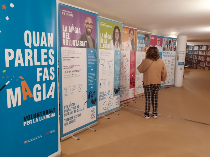 Una persona visita l'exposició "Quan parles fas màgia” a la Biblioteca Ventura Gassol de Calafell