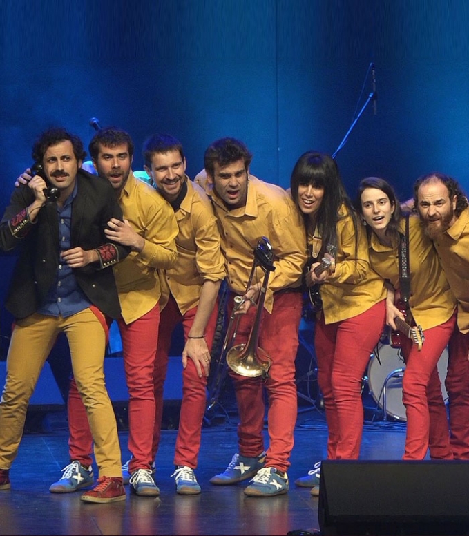 Guillem Albà & La Marabunta a l'escenari amb fons blau