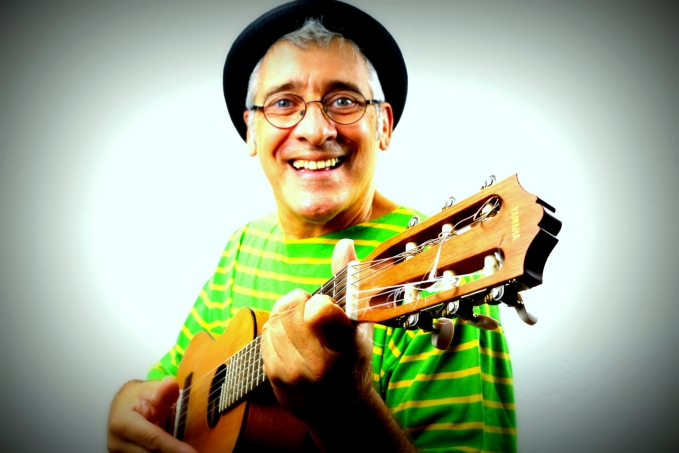 Jordi Tonietti amb una guitarra a la mà